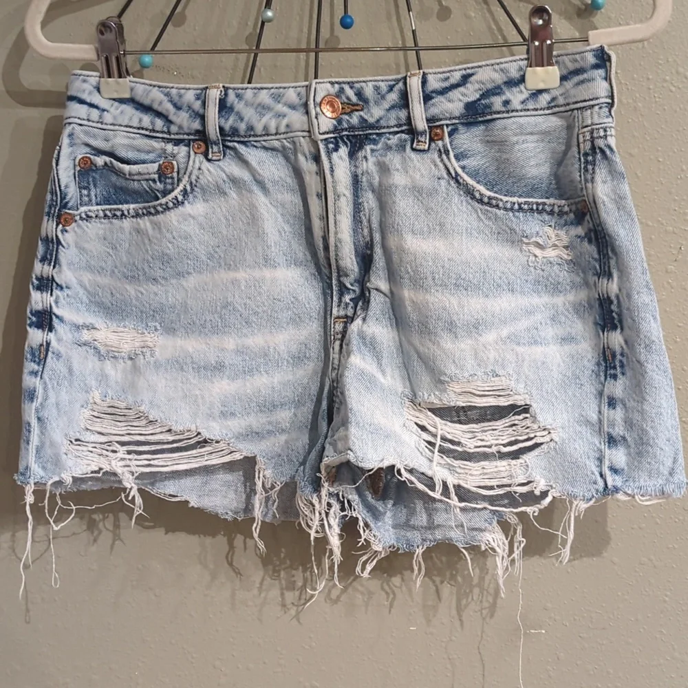 American Eagle Tomgirl Light Wash Women's Size 8 Shorts Trashed Ripped